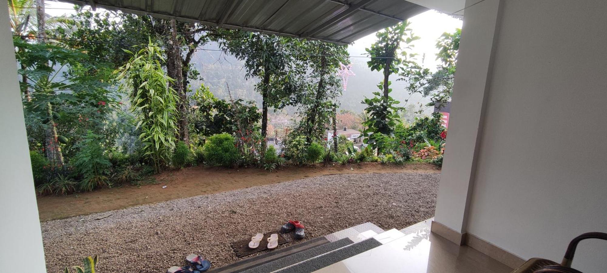 Koonamparayil Home Stay Munnar Anaviratty-Family Only المظهر الخارجي الصورة